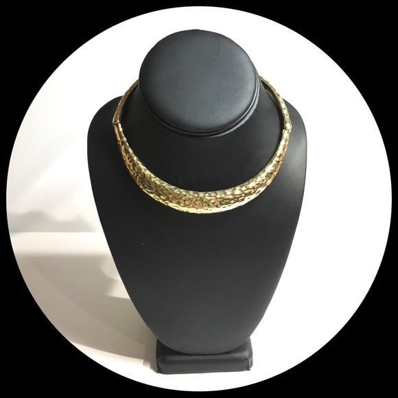 Jewelry - Napier Gold Tone Hammered Metal Choker Necklace💕